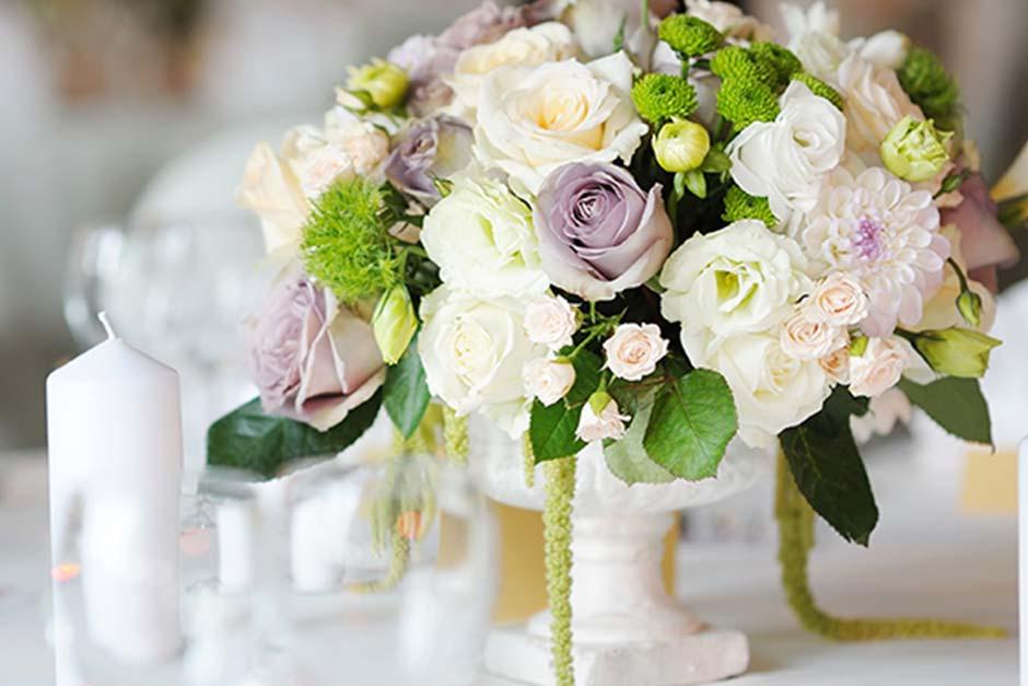 Blumendekorationen auf den Hochzeit Tischen